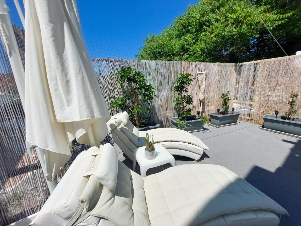 The White Suites Adamantas  Luaran gambar
