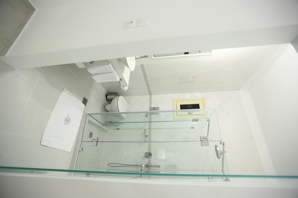 The White Suites Adamantas  Bilik gambar