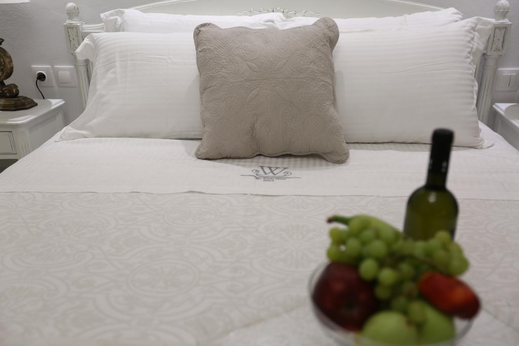 The White Suites Adamantas  Luaran gambar