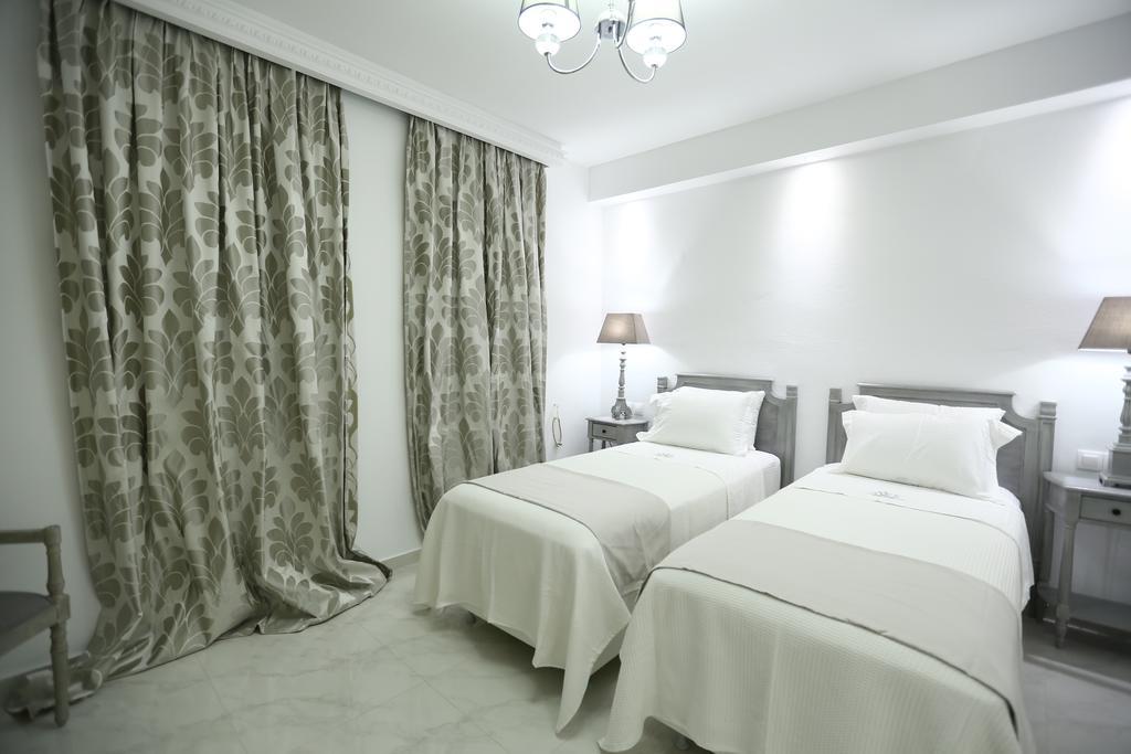The White Suites Adamantas  Bilik gambar