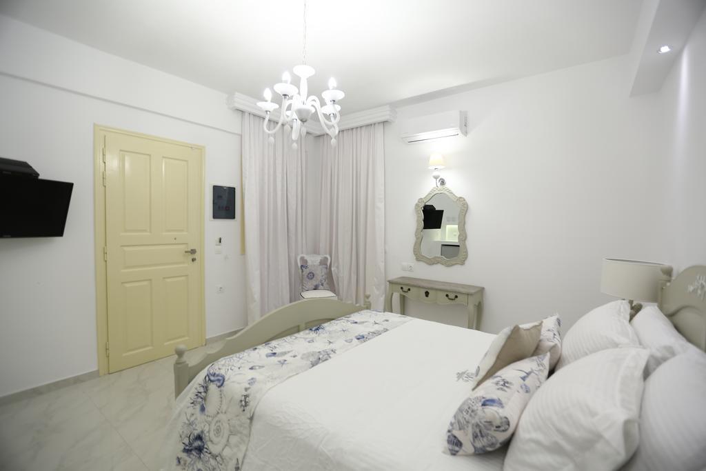 The White Suites Adamantas  Bilik gambar