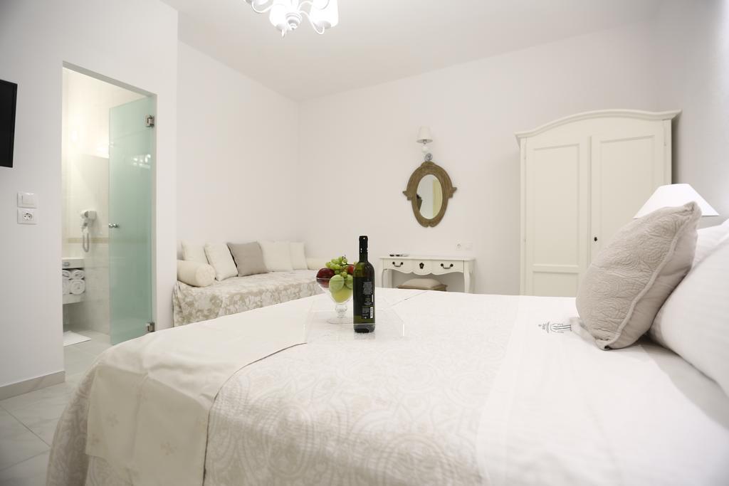 The White Suites Adamantas  Bilik gambar