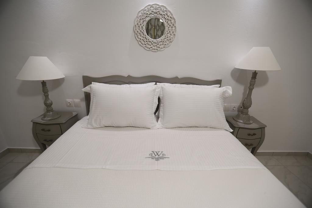 The White Suites Adamantas  Bilik gambar