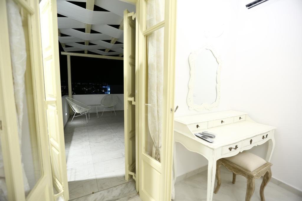 The White Suites Adamantas  Bilik gambar
