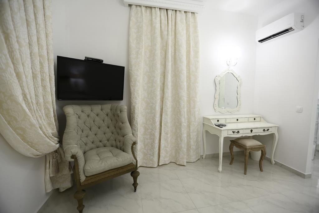 The White Suites Adamantas  Bilik gambar