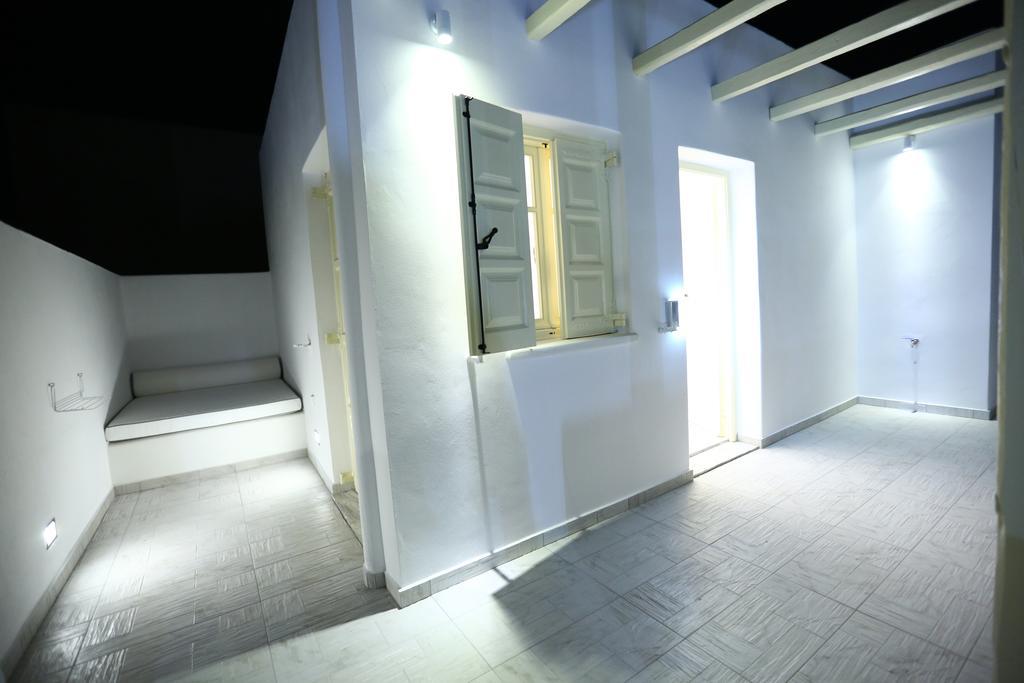 The White Suites Adamantas  Bilik gambar