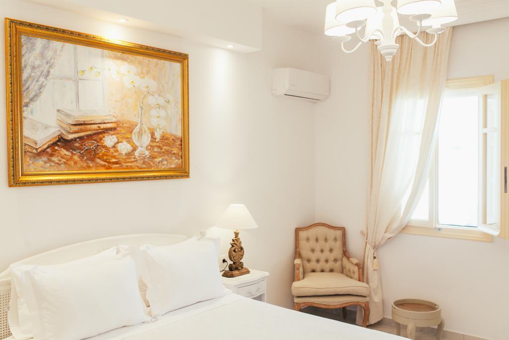 The White Suites Adamantas  Bilik gambar