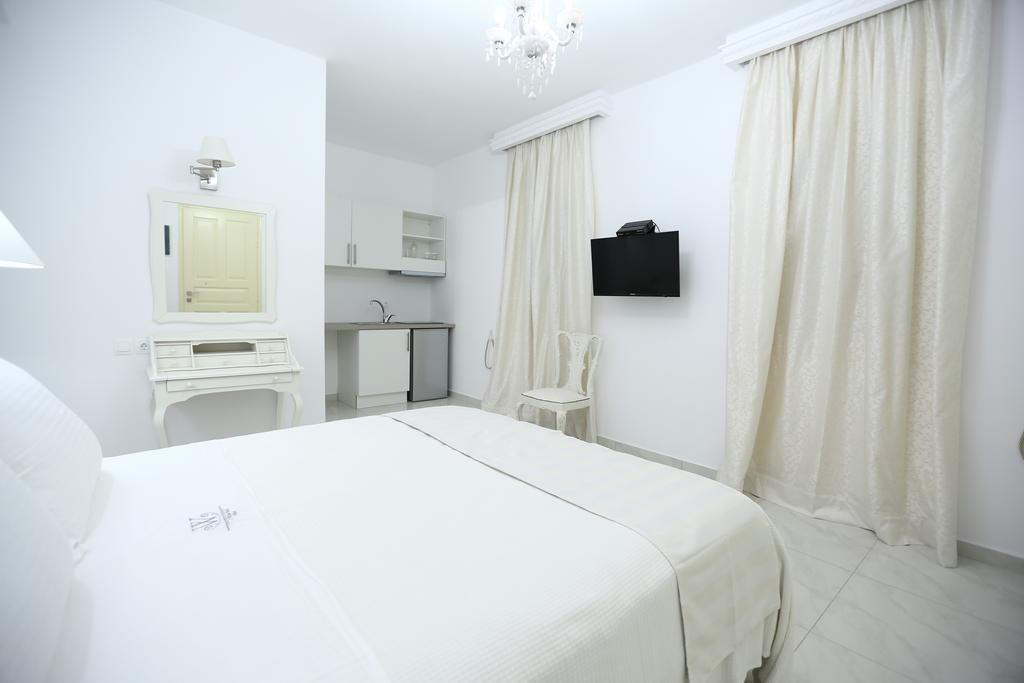 The White Suites Adamantas  Bilik gambar